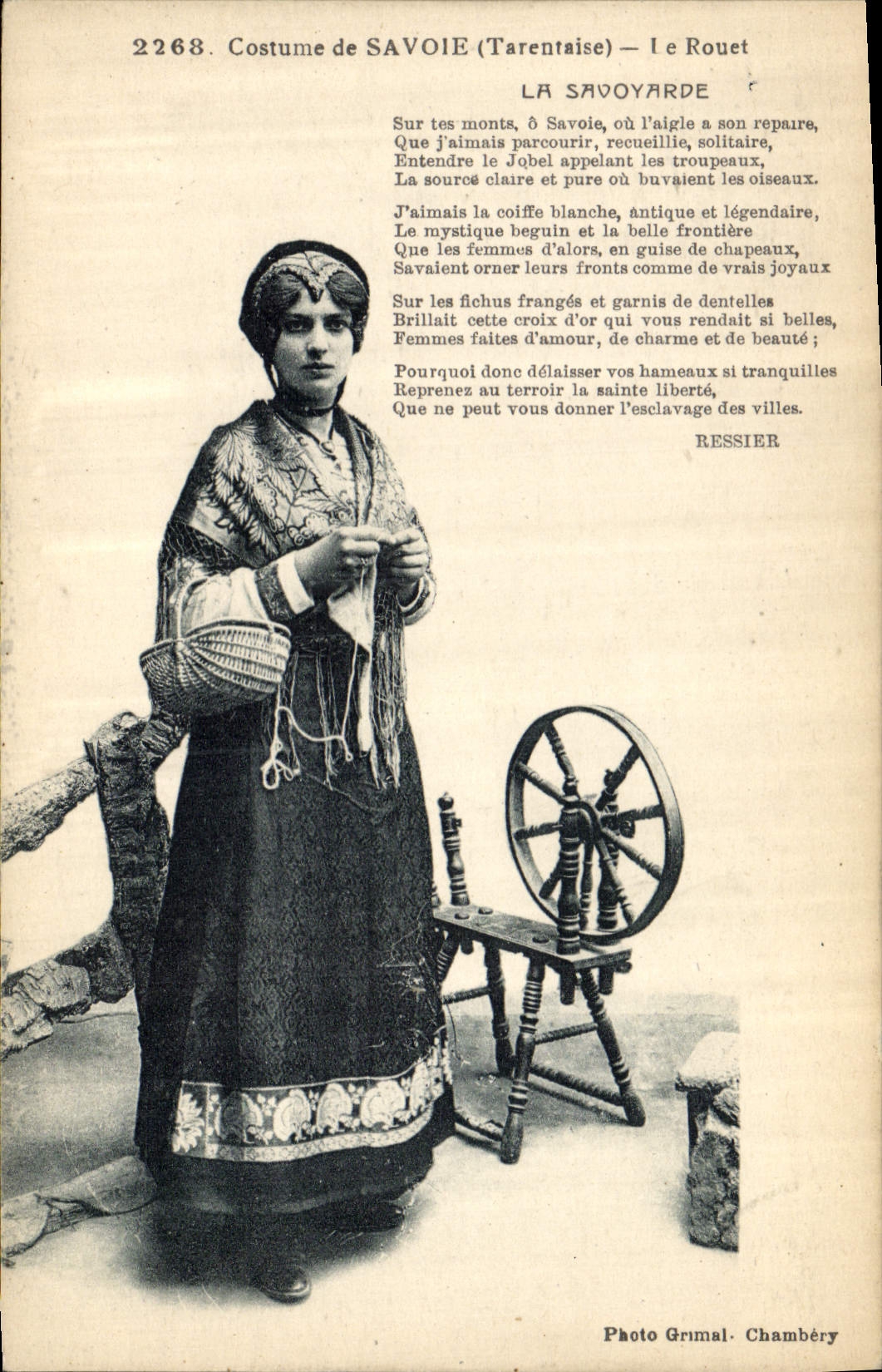 CPA Folklore Costume de Savoie Le rouet La savoyarde