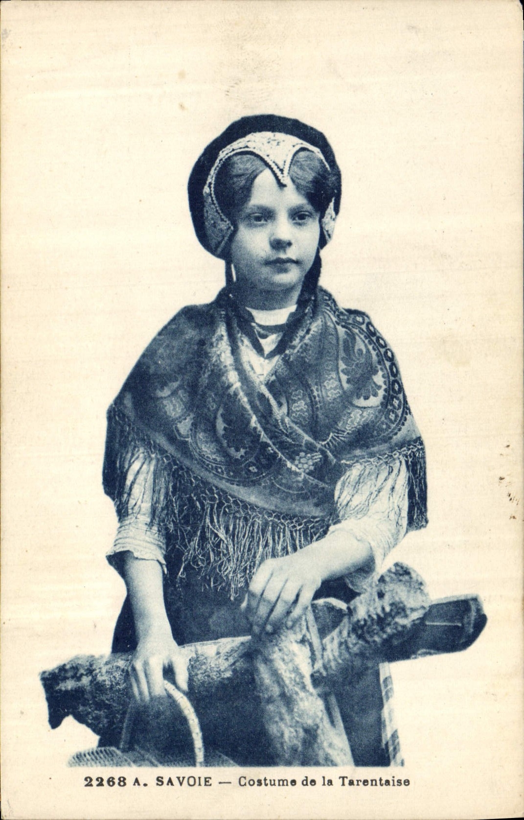 CPA Folklore Savoie Costume de la Savoyarde