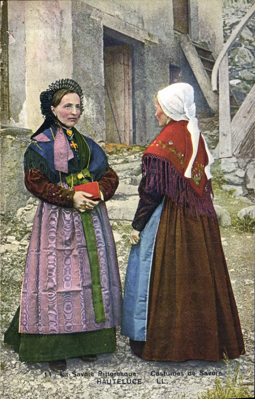 CPA Folklore Savoie Costumes Hauteluce 