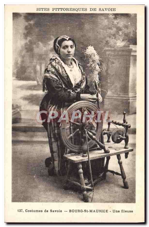 CPA Foklore Savoie Bourg St Maurice Une fileuse 