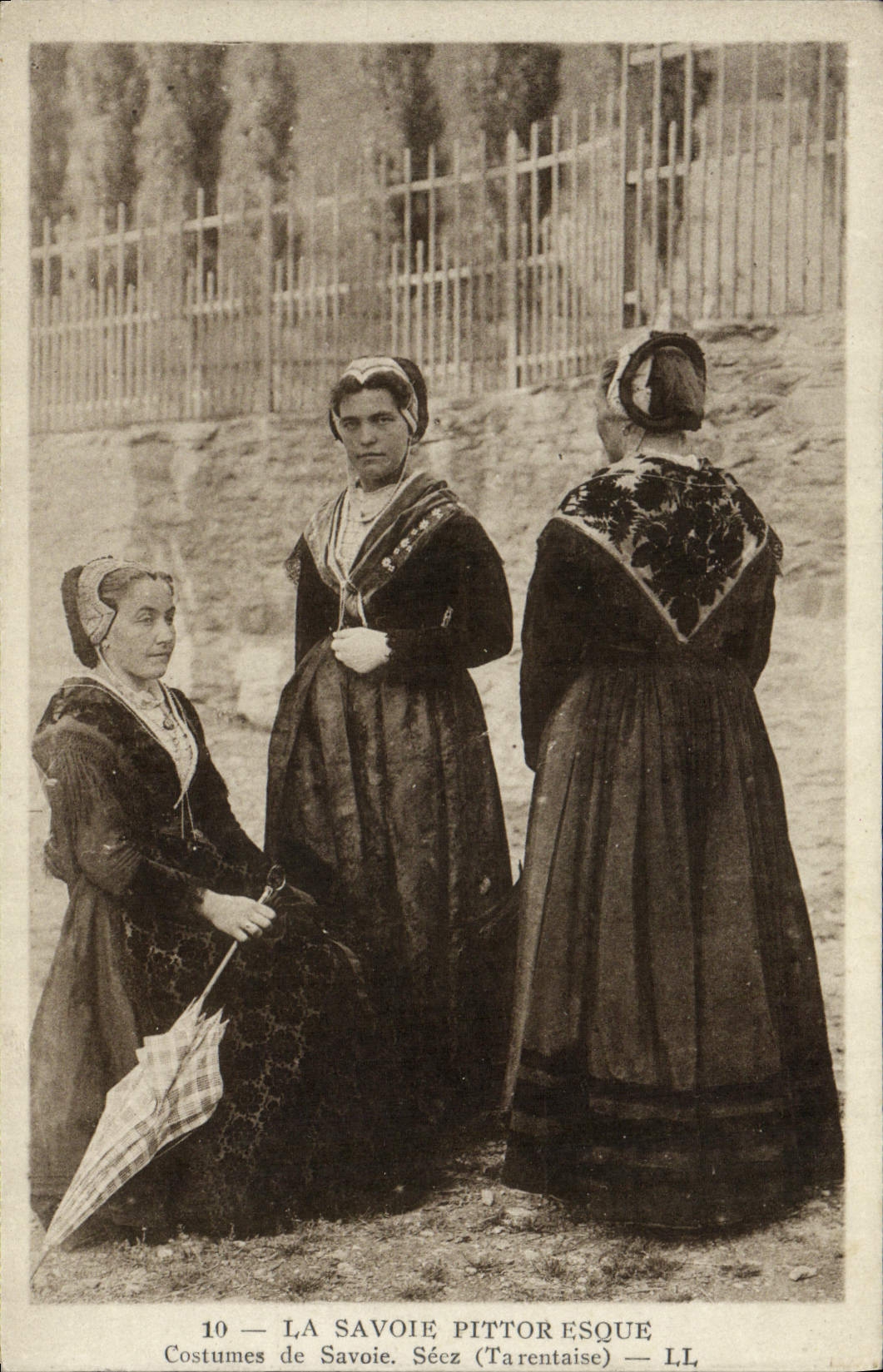 CPA Folklore Savoie Costumes de Savoie Seez Tarentaise