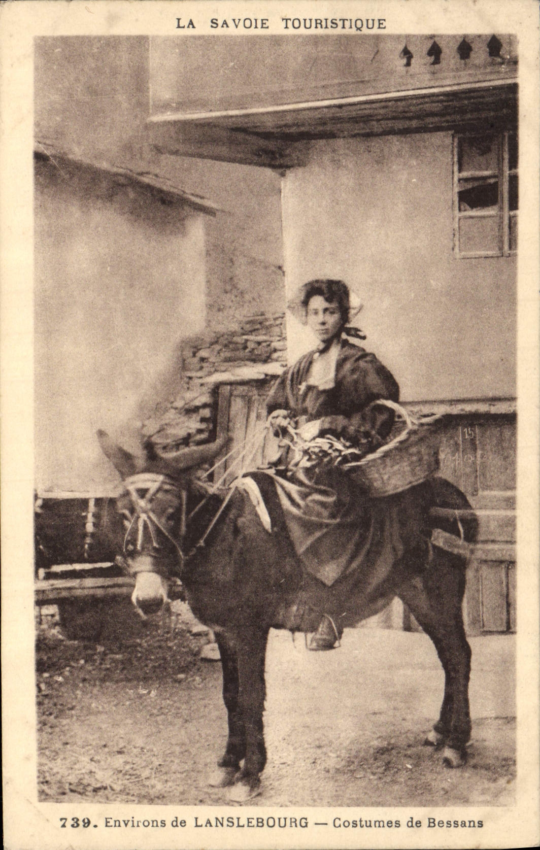 CPA Folklore Savoie Environs de Lanslebourg Costumes de Bessans Ane Mule 