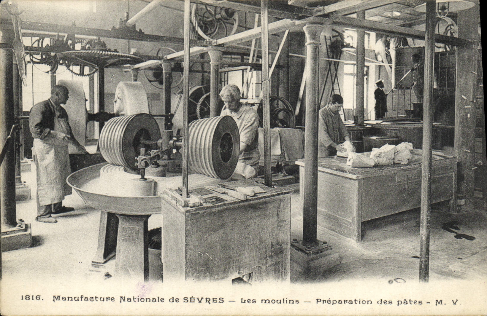 Manufacture Nationale de SÈVRES — Les moulins — Préparation des pâtes — M. V.