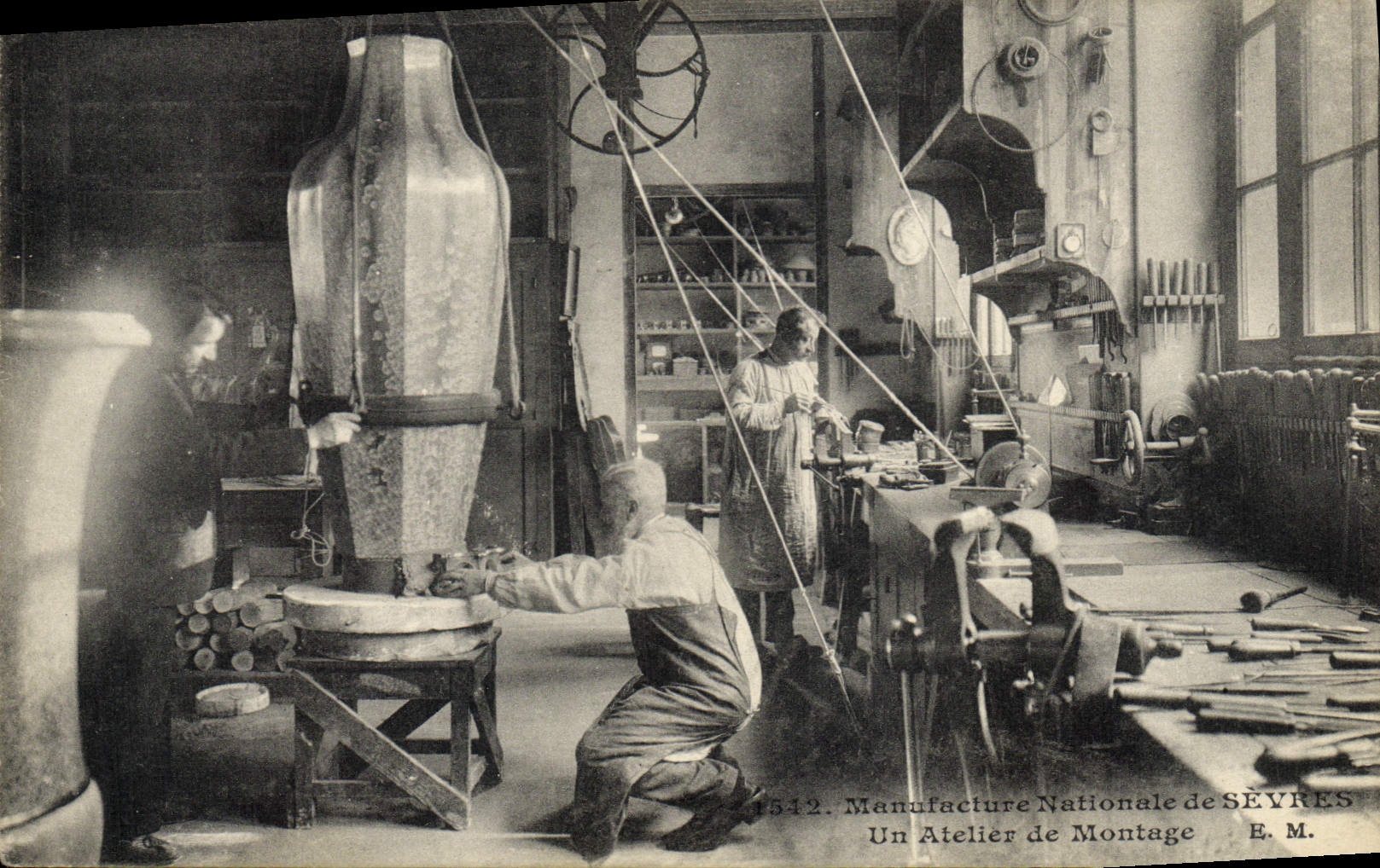 Atelier de montage — Manufacture Nationale de SÈVRES — E. M.