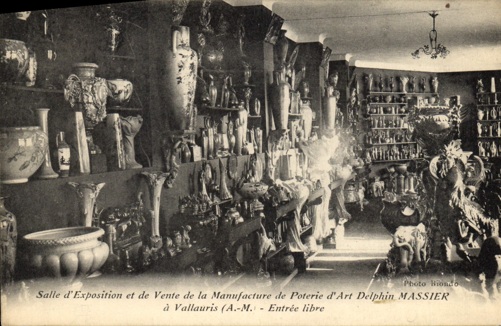 Salle d'Exposition et de Vente de la Manufacture de Poterie d'Art Delphin MASSIER — Vallauris (A.-M.) — Photo Biondo