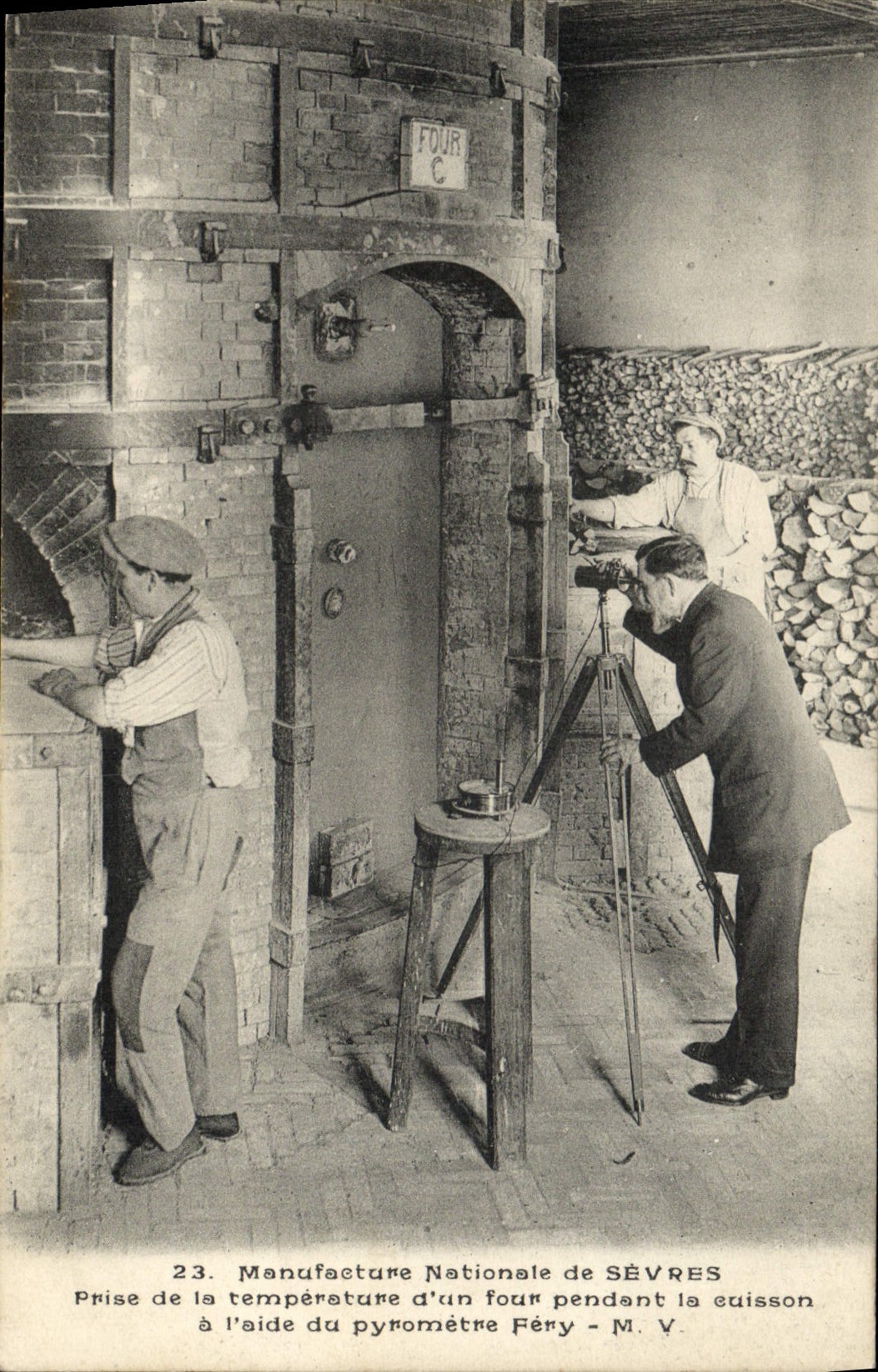 Manufacture Nationale de SÈVRES — Prise de la température d'un four pendant la cuisson — Matius Volpini, édit. Paris