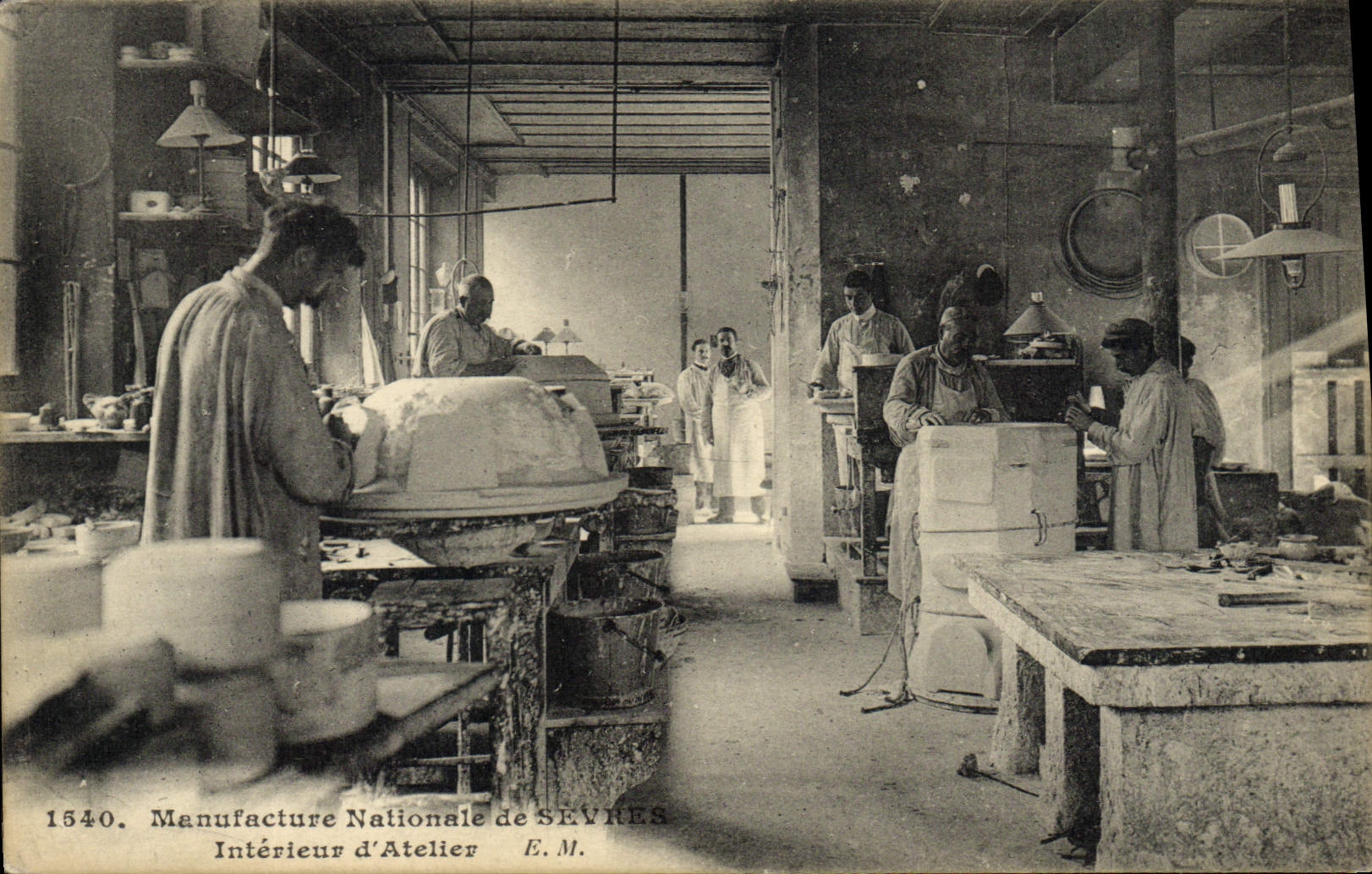 Manufacture Nationale de SÈVRES — Intérieur d'atelier — E.M. n°1540