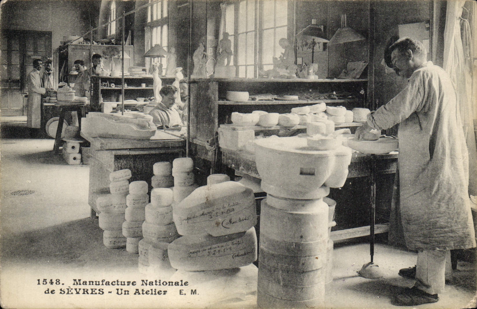 Manufacture Nationale de SÈVRES - Un Atelier — E. M.
