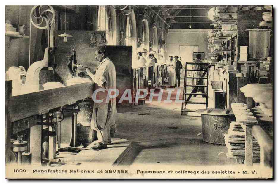 CPA Poterie Ceramique Manufacture Nationale de Sevres Faconnage et calibrage des assiettes