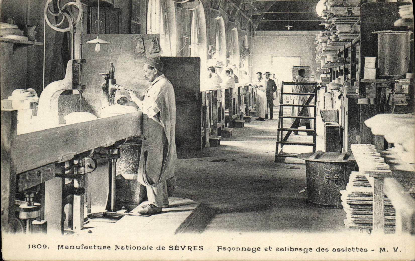 Manufacture Nationale de SÈVRES — Façonnage et calibrage des assiettes — M. V.