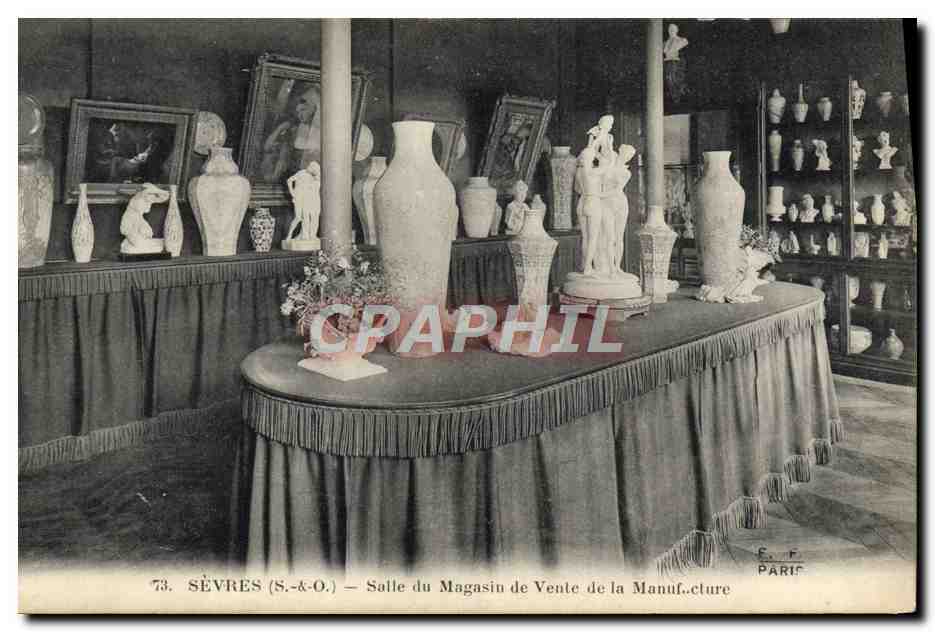 CPA Poterie Ceramique Sevres Salle du magasin de vente de la Manufacture 