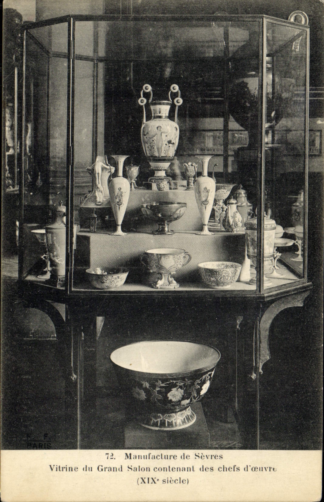 CPA Poterie Ceramique Manufacture de Sevres Vitrine du grand salon 