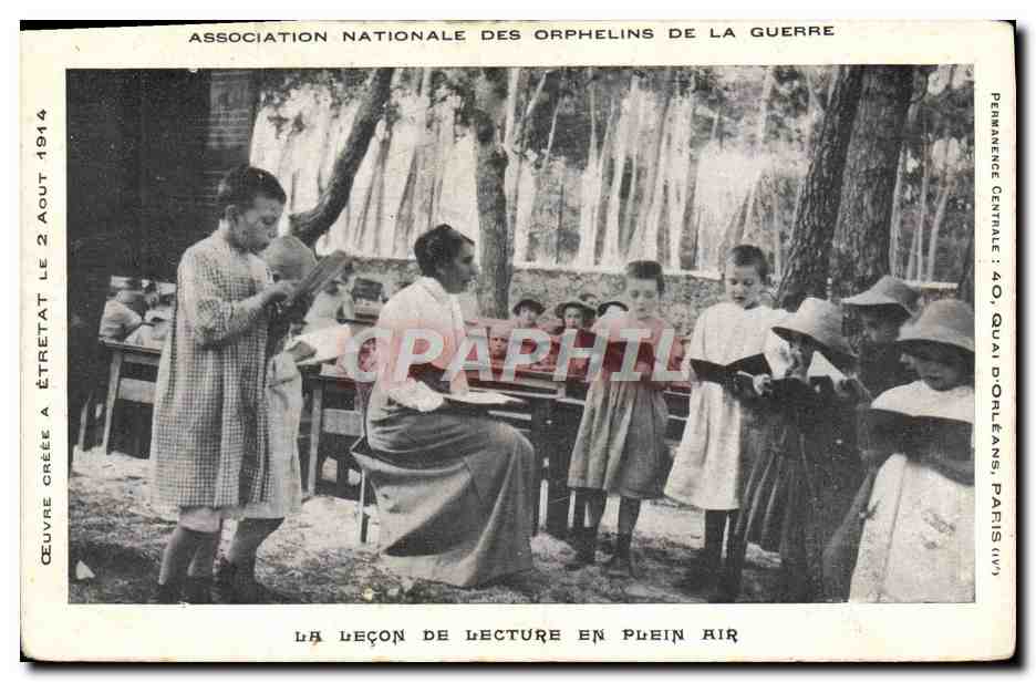CPA Enfants Orphelinat Orphelins de guerre Le lecon de lecture en plein air 