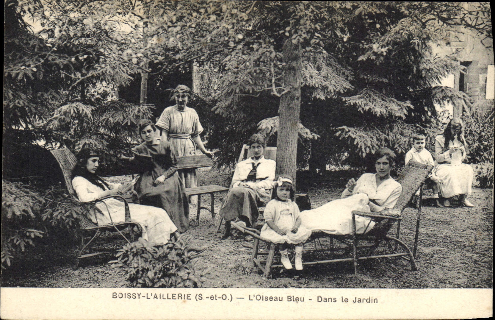 Boissy-l'Aillerie (S.-et-O.) — L'Oiseau Bleu — Dans le Jardin