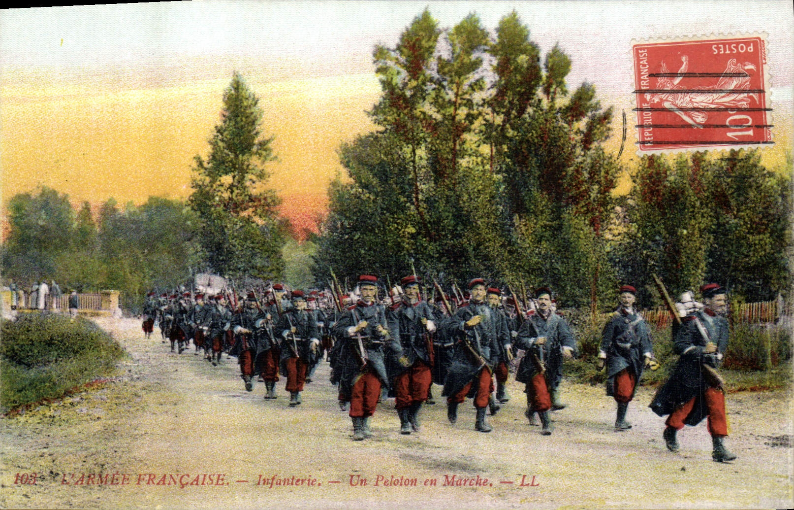 CPA Militaria Infanterie Un peloton en marche 