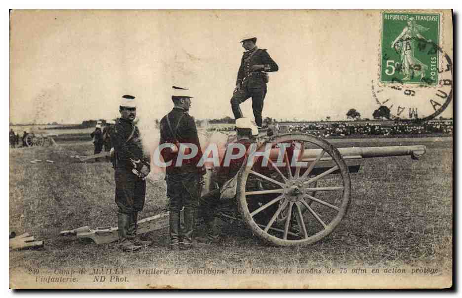 CPA Militaria Camp de Mailly Artillerie de campagne Une batterie de canons de 75mm en action