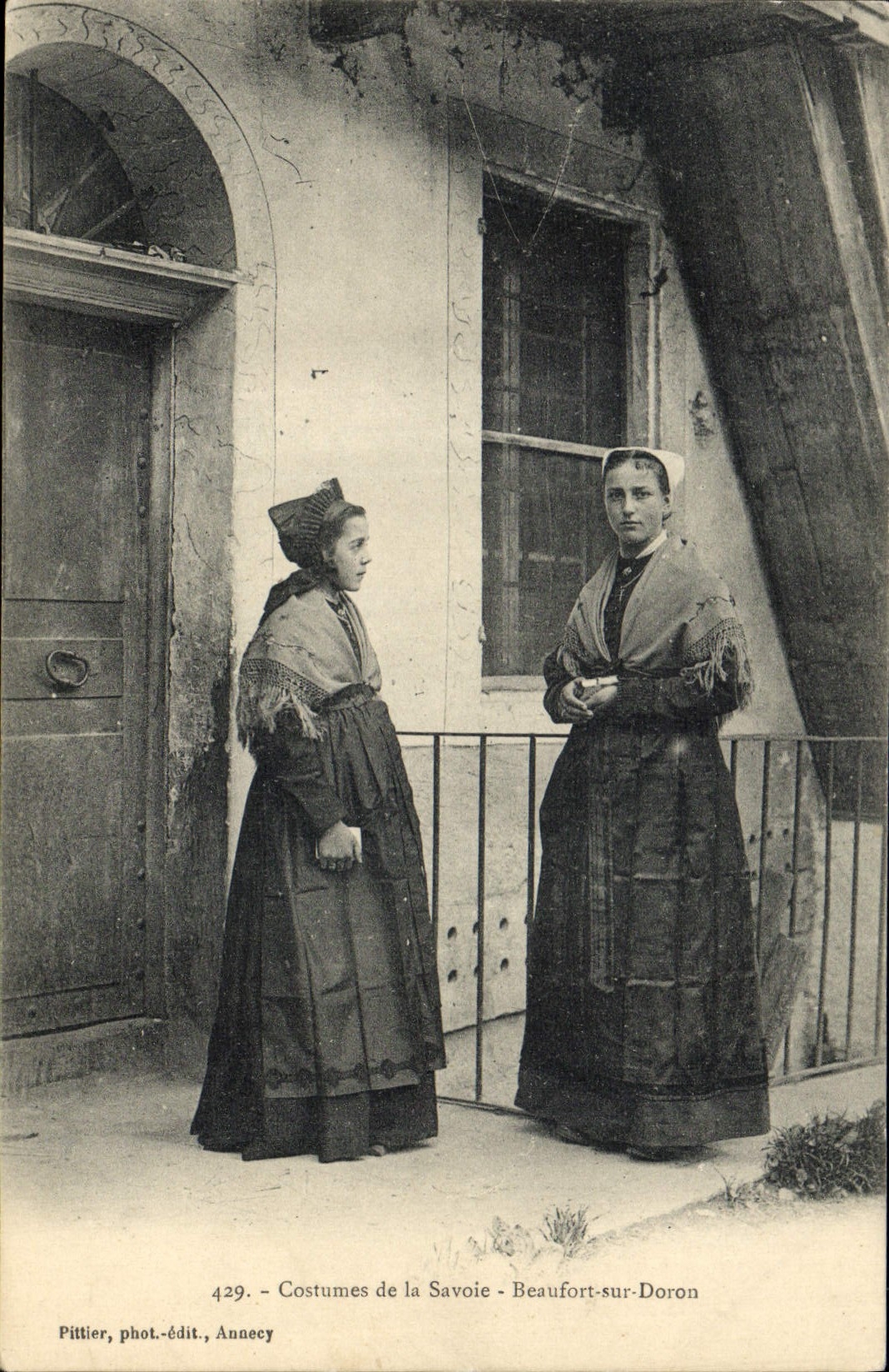CPA Folklore Savoie Beaufort sur Doron 