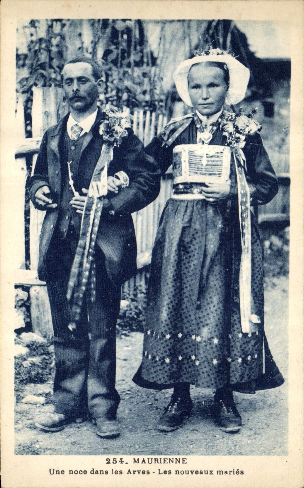 CPA Folklore Maurienne Une noce dans les Arves Les nouveaux maries Mariage 