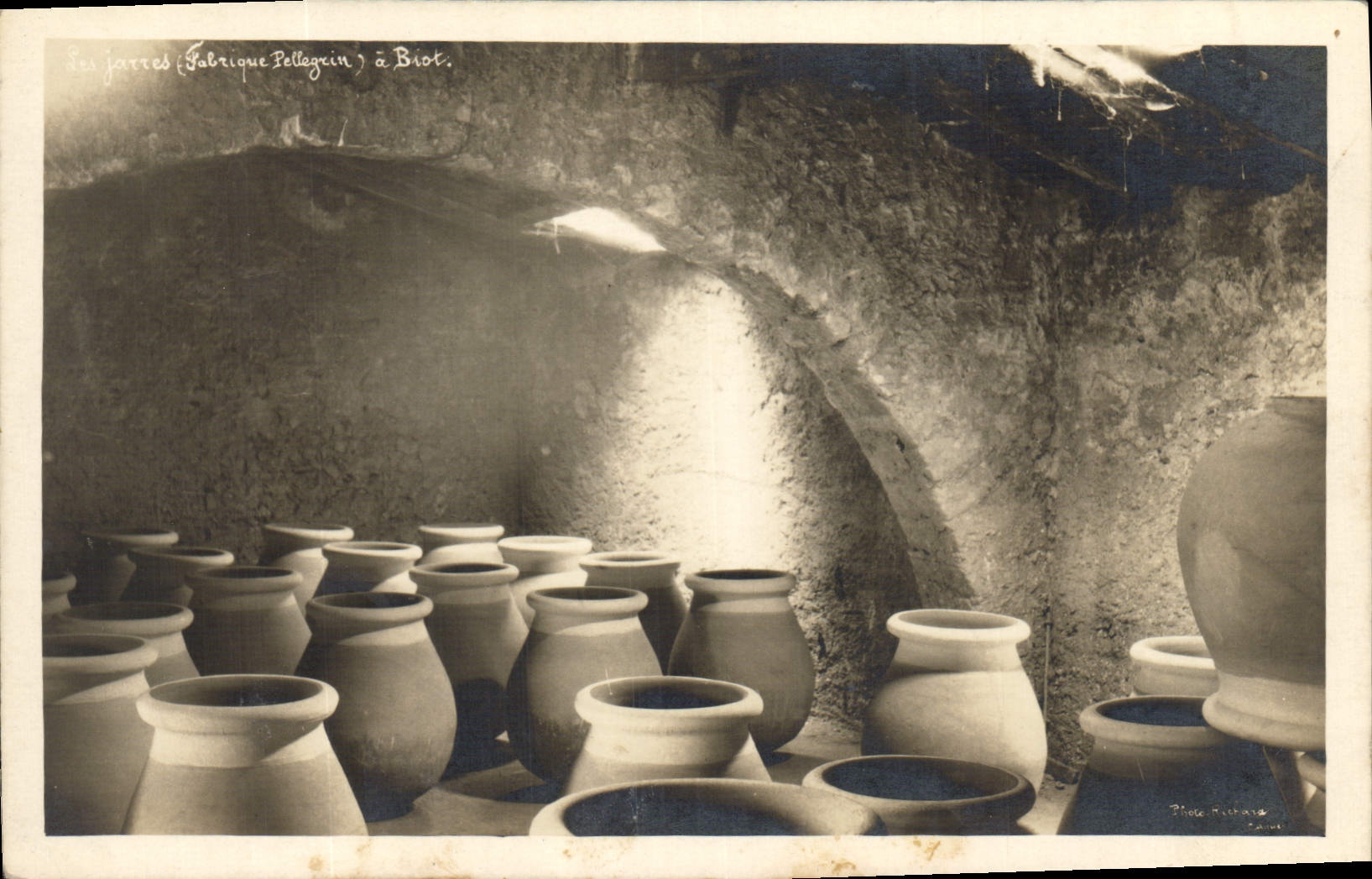 CARTE PHOTO Potier Poterie Les jarres Fabrique Pellegrin a Biot 