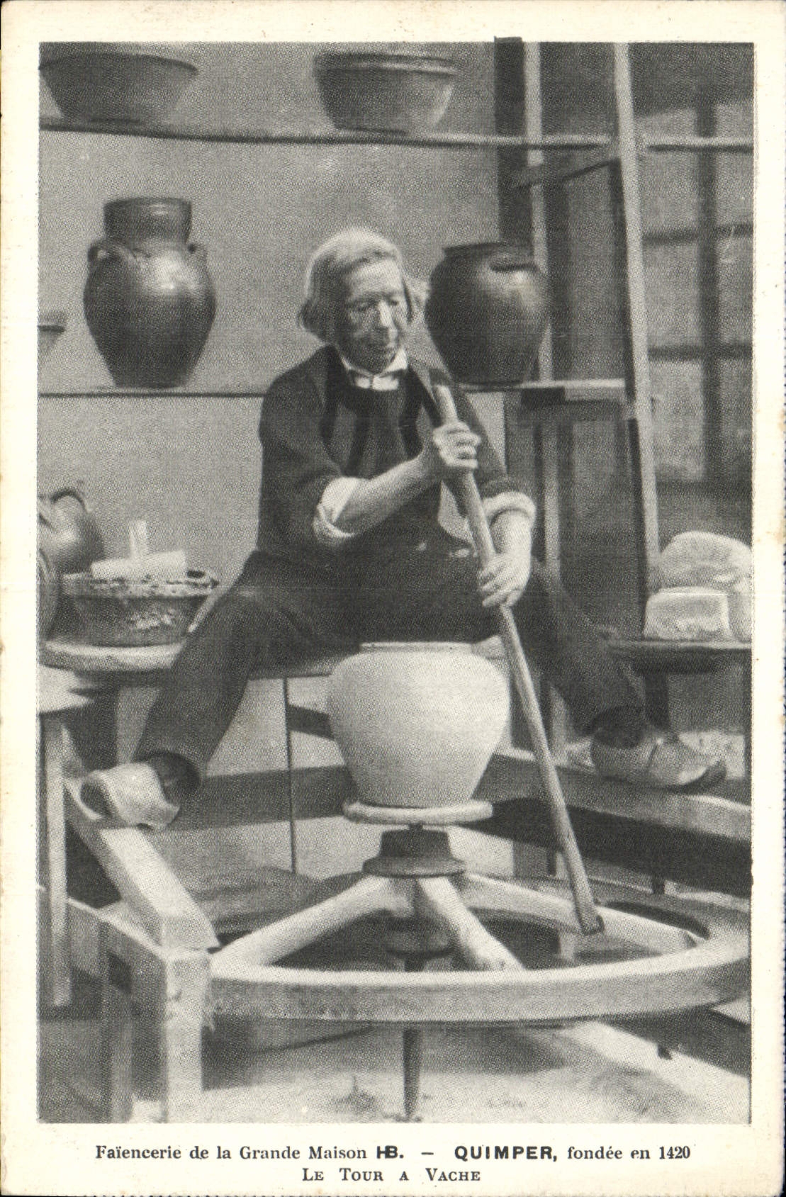 CPA Potier Poterie Faiencerie de la Grande maison HB Quimper Le tour a vache 
