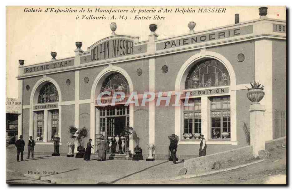 CPA Potier Poterie Galerie d'exposition de la Manufacture de poterie d'art Delphin Massier a Vallauris Entree libre 