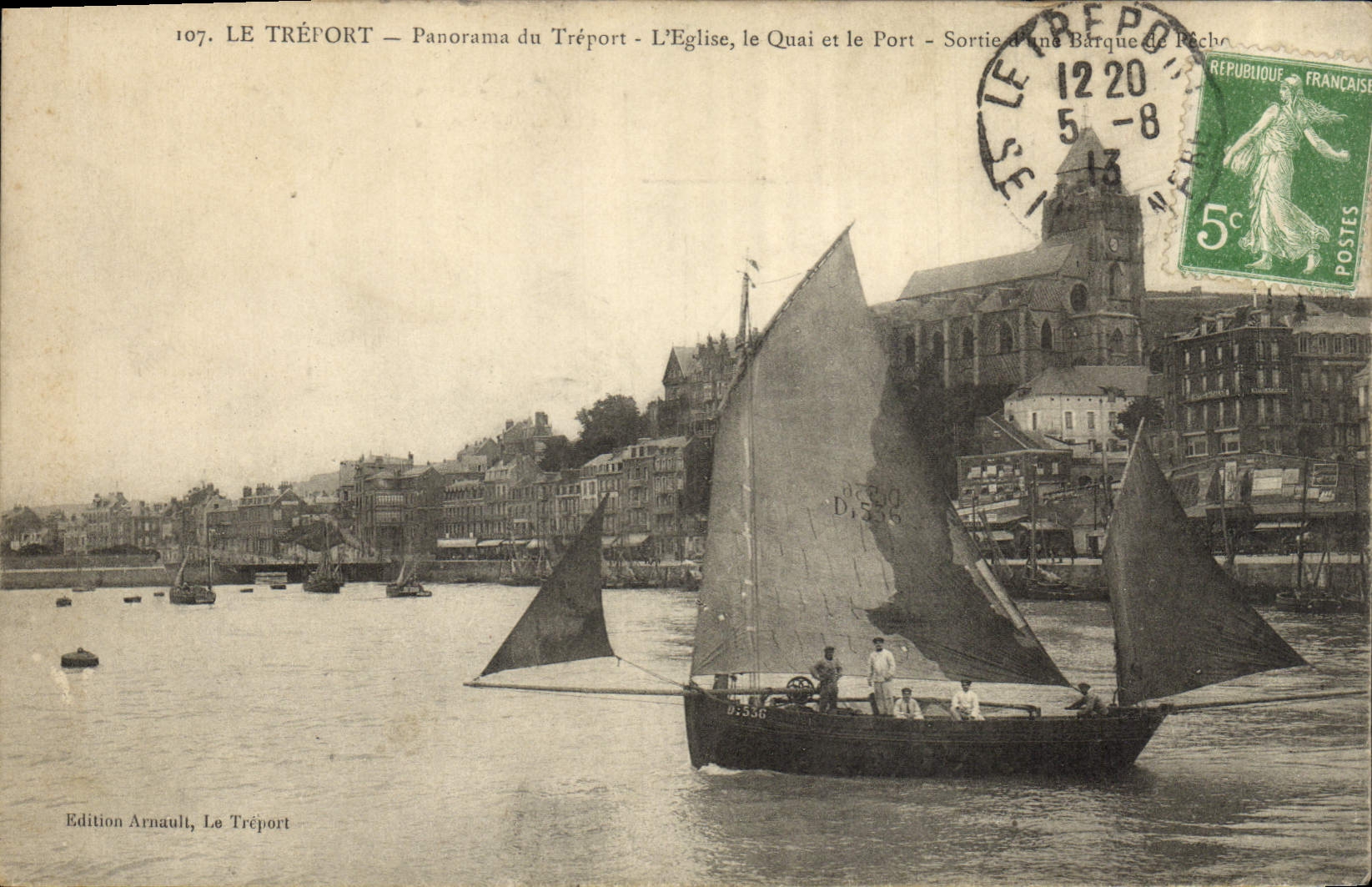 Le Tréport — Panorama von Le Tréport - Die Kirche, der Kai und der Hafen - Ein Boot verlässt den Hafen — Edition Arnault, Le Tréport