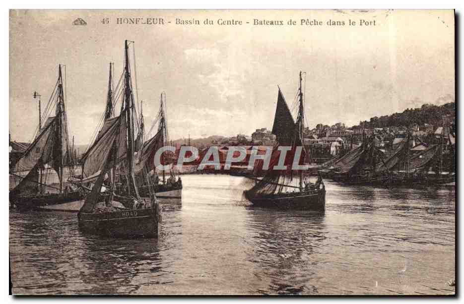 Honfleur - Bassin du Centre - Bateaux de Pêche dans le Port