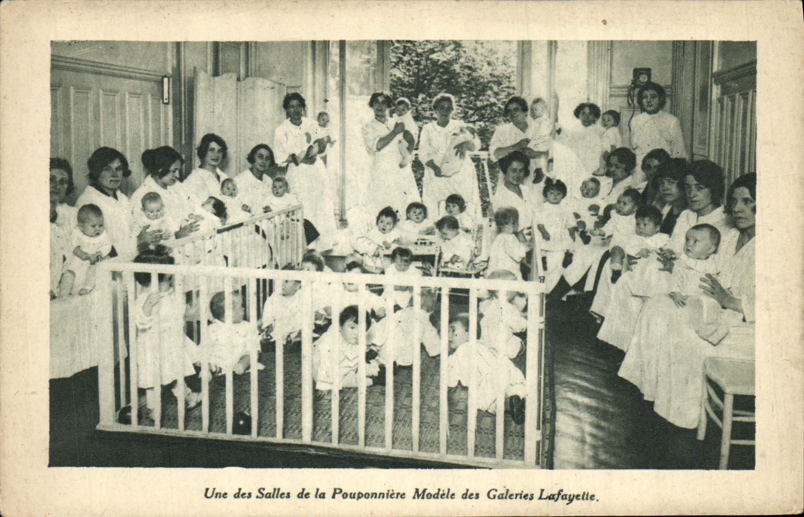 CPA Enfants Une des salles de la Pouponniere Modele des Galeries Lafayettes Paris 