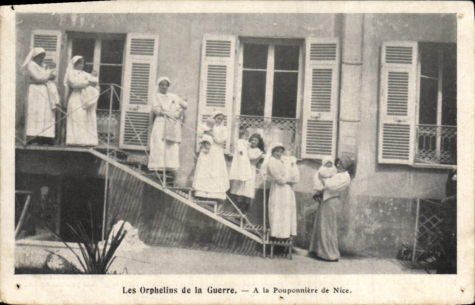 CPA Enfants Les orphelins de la guerre a la Pouponniere de Nice 