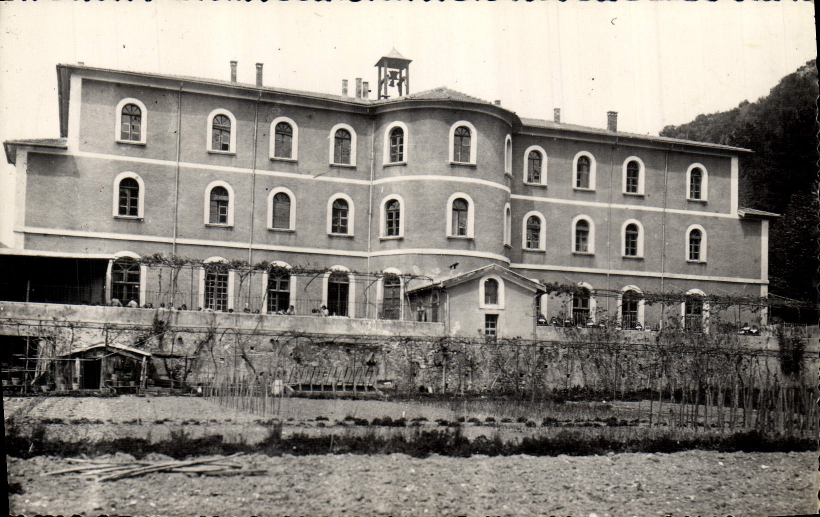 CPM Enfants Digne les Bains Orphelinat St Martin Facade Cote Jardin 