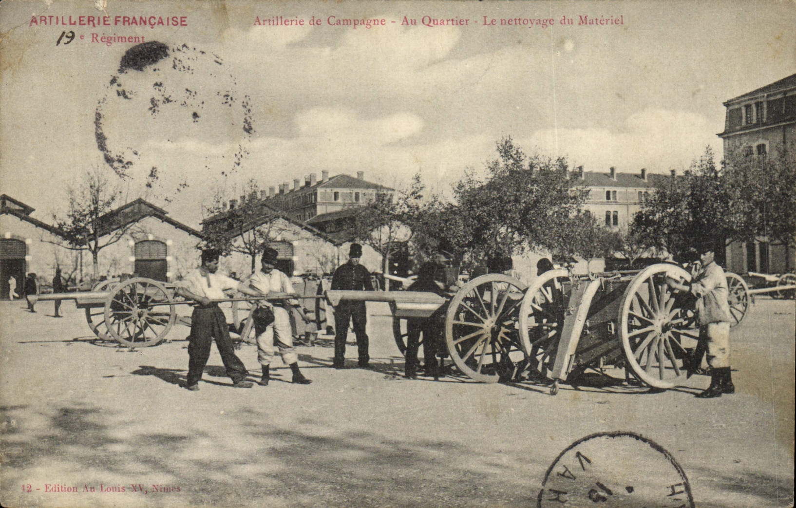 CPA Militaria Artillerie de campagne Au quartier Le nettoyage du materiel