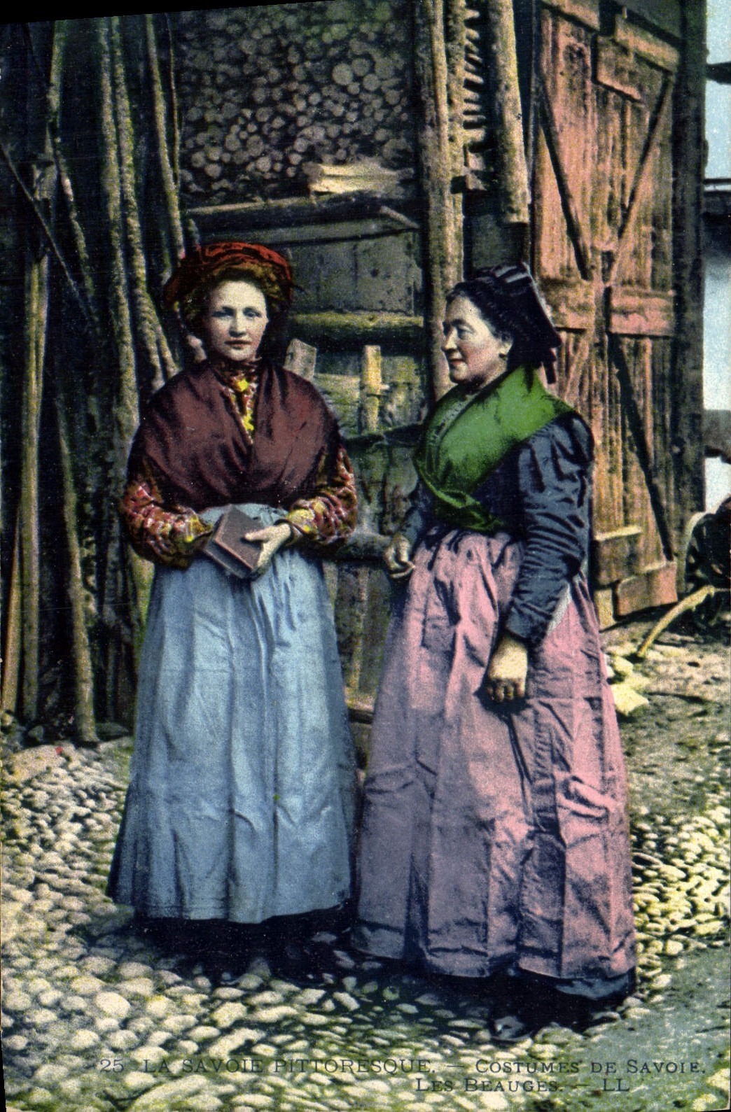 CPA Folklore Savoie Costumes de Savoie Les Beauges
