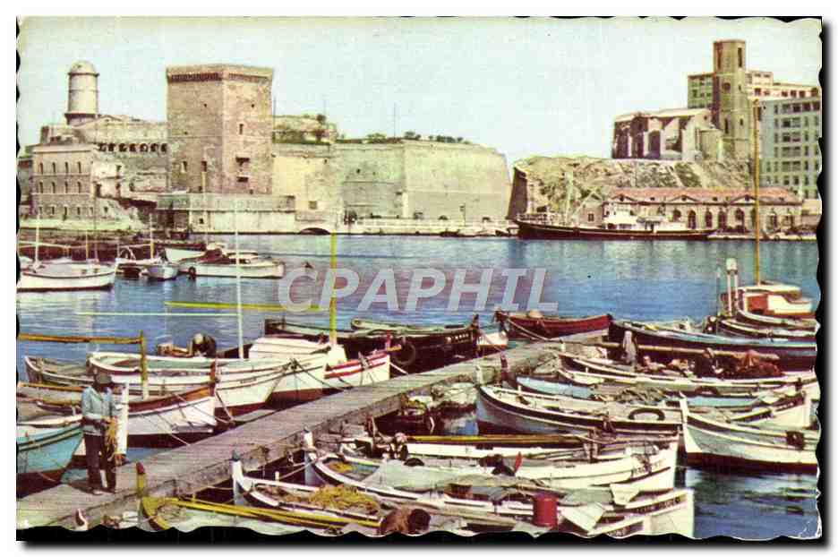 CPA Marseille Le Vieux Port au Fond le Fort Saint Jean Bateaux