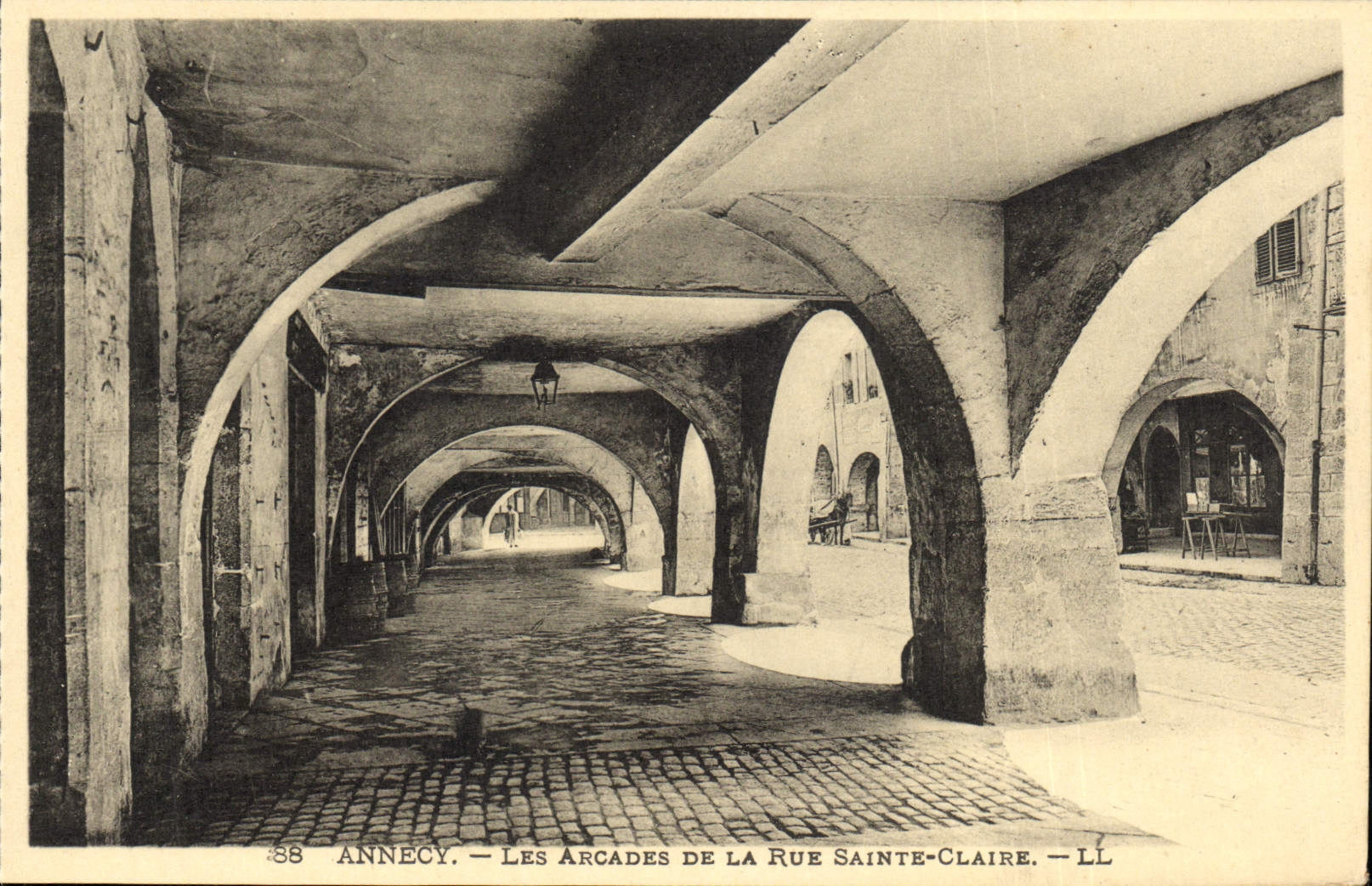 Annecy — Les Arcades de la Rue Sainte-Clair — LL