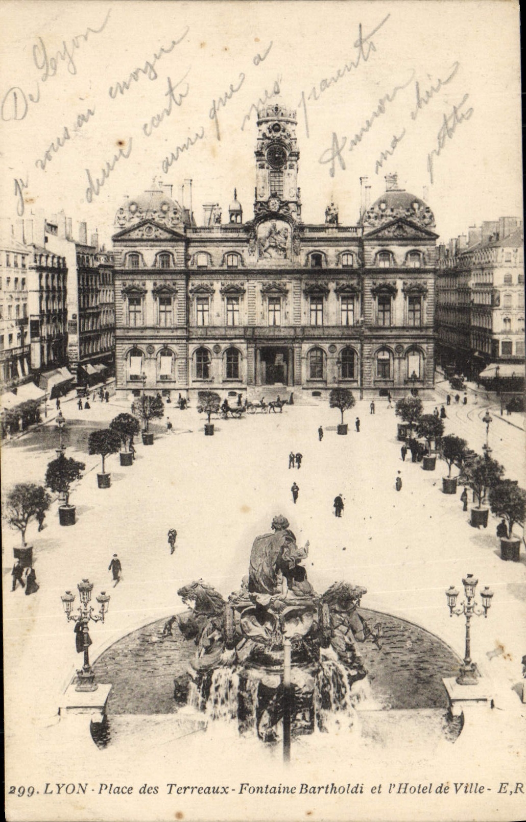 CPA Lyon Place des Terraux Fontaine Batholdi et l'hotel de ville
