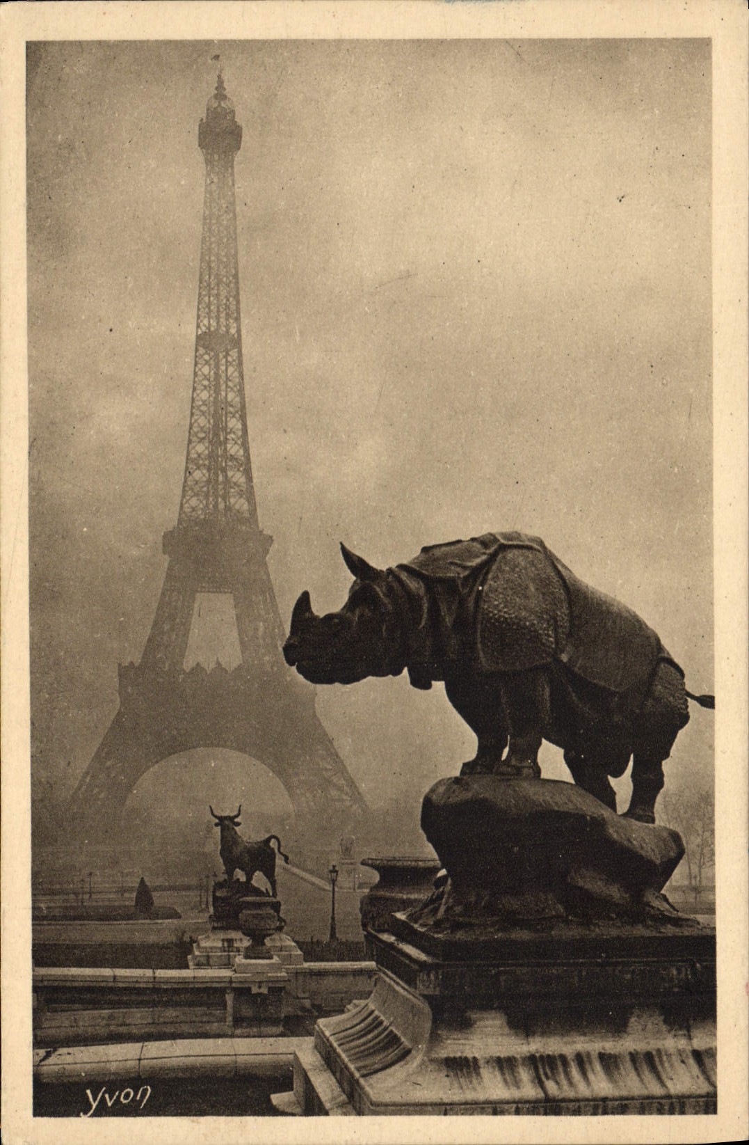 CPA Paris La Tour Eiffel Vue des Jardins du Trocadero Rhinoceros 