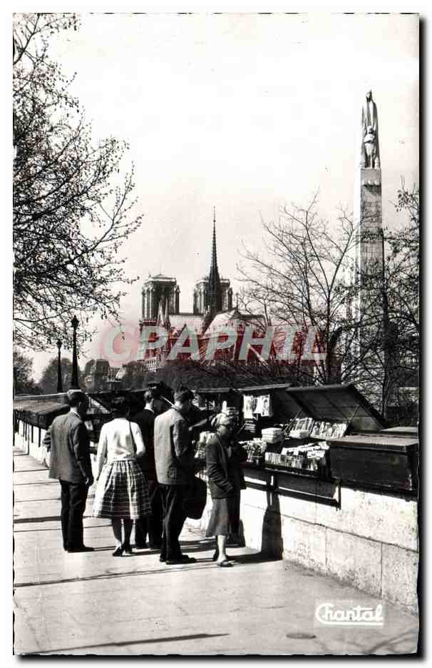 CPM Paris Notre Dame Statue de Saint Geneviere Les bouquinistes 