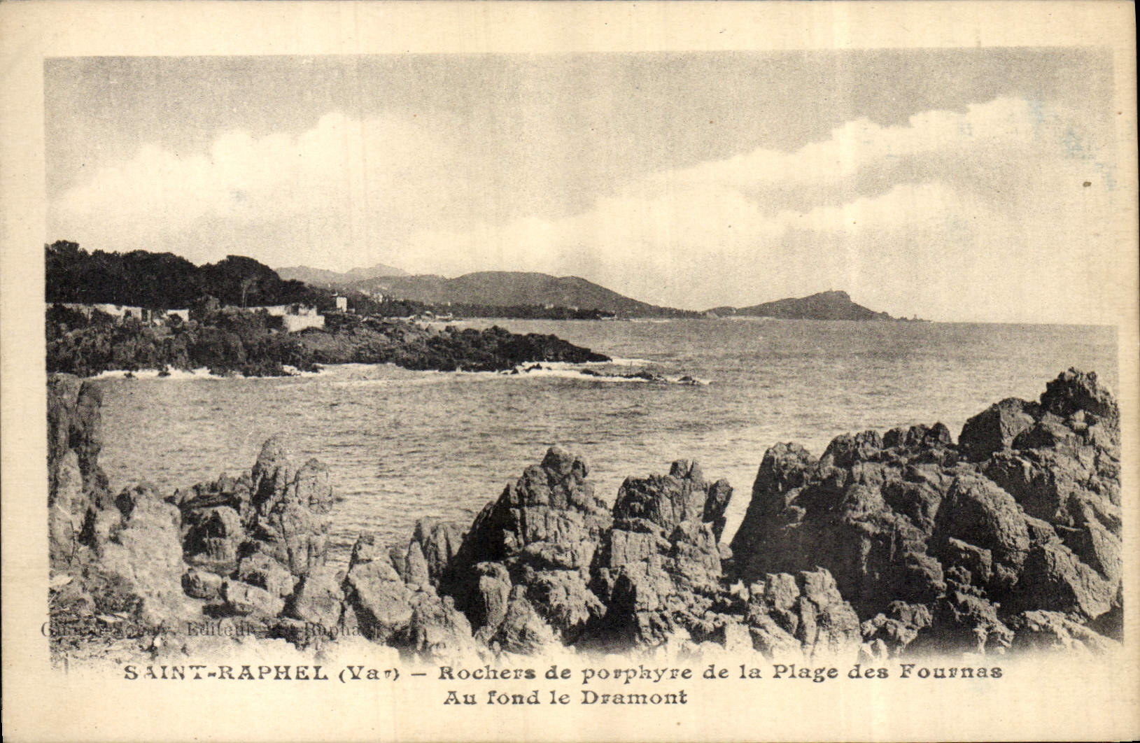 Saint-Raphaël (Var) — Rochers de porphyre de la Plage des Fournas — Au fond le Dramont — Éditeur : Ed. Rupha