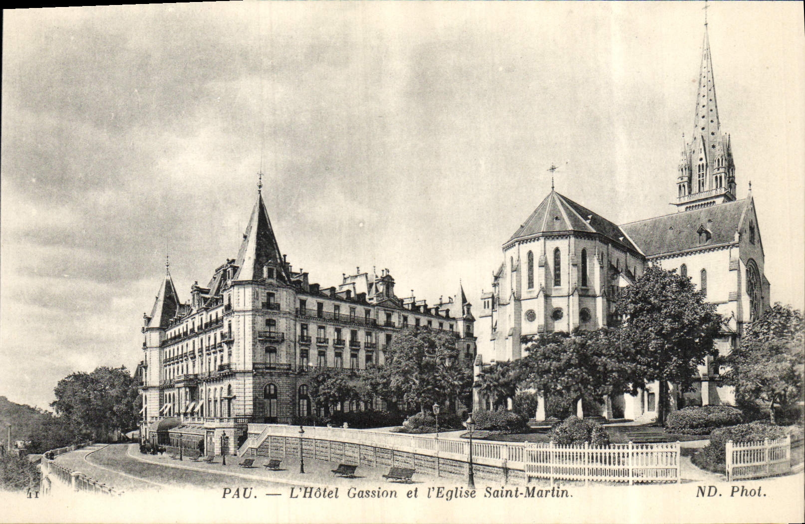 Pau — L'Hôtel Gassion et l'Église Saint-Martin — ND. Phot.