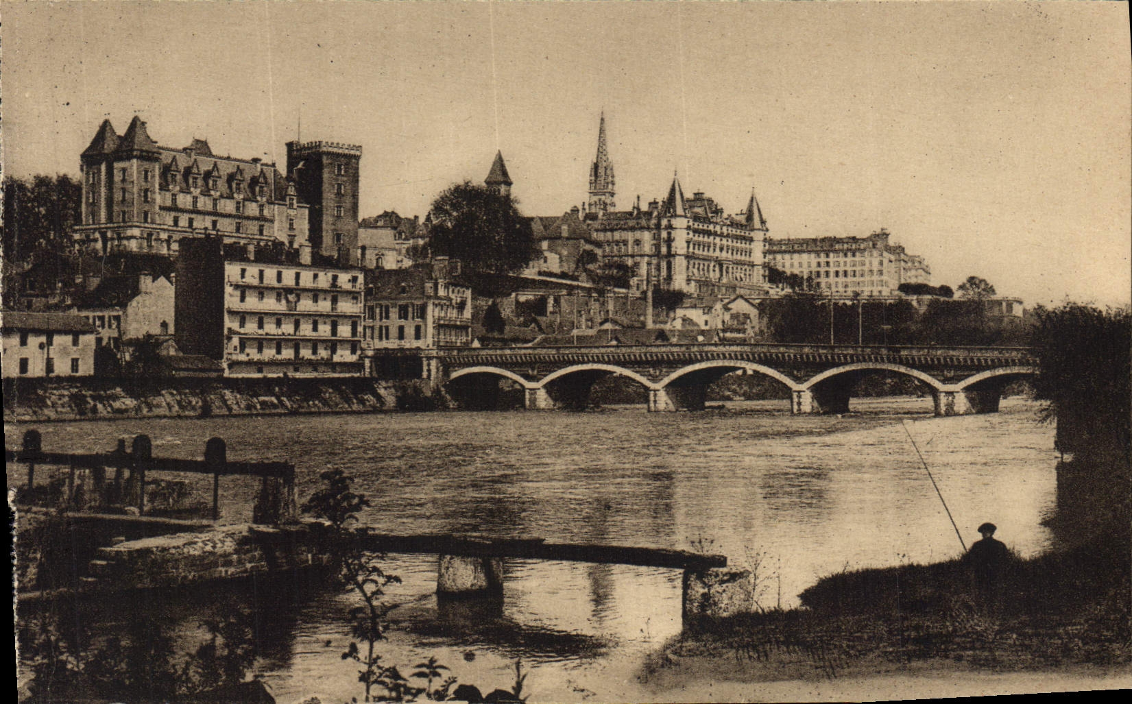 CPA Pau Vue Generale Sur le Gave Peche Pecheur 