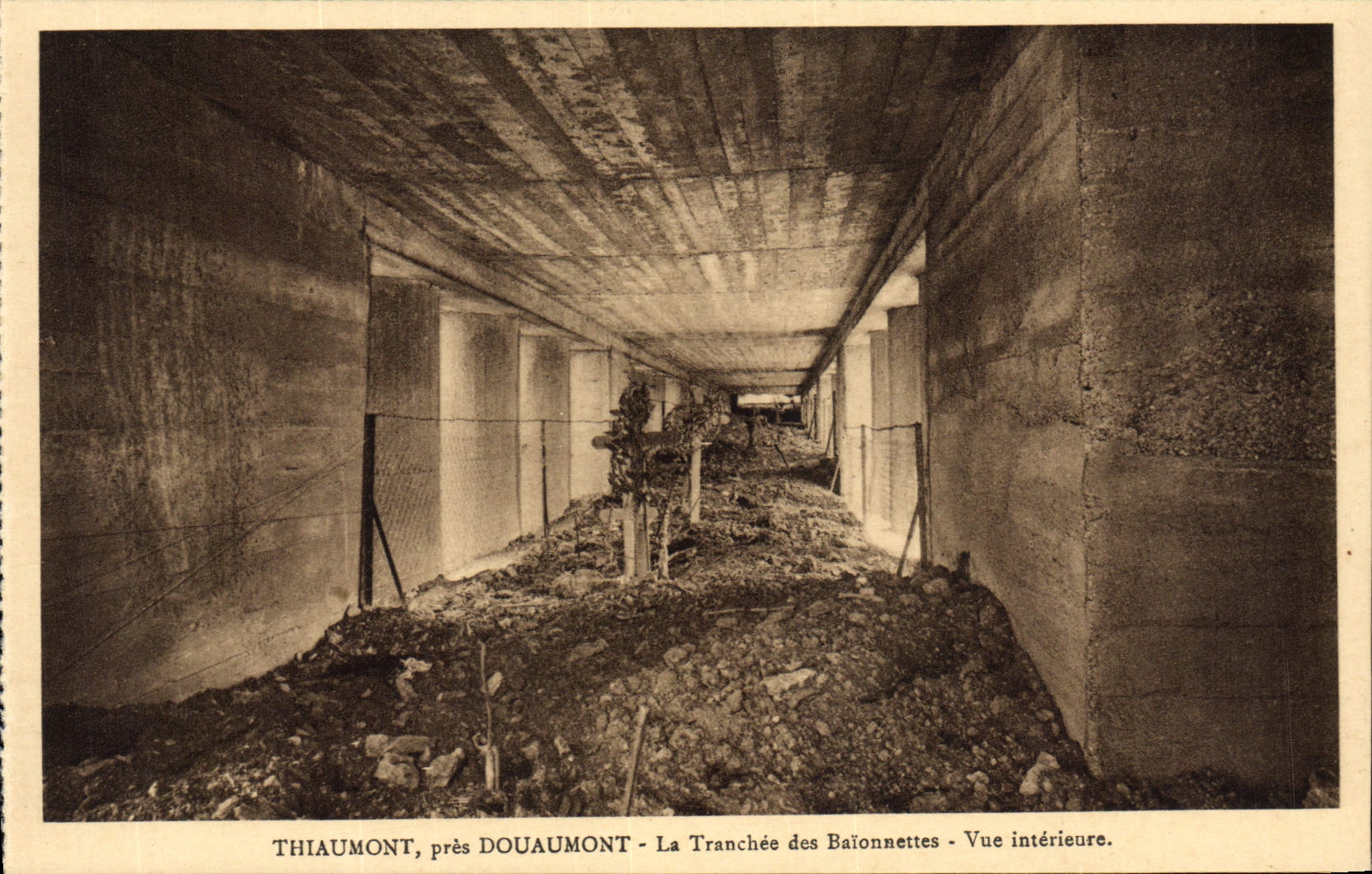 Thiaumont, près Douaumont — La Tranchée des Baïonnettes — Vue intérieure — Édition Varin