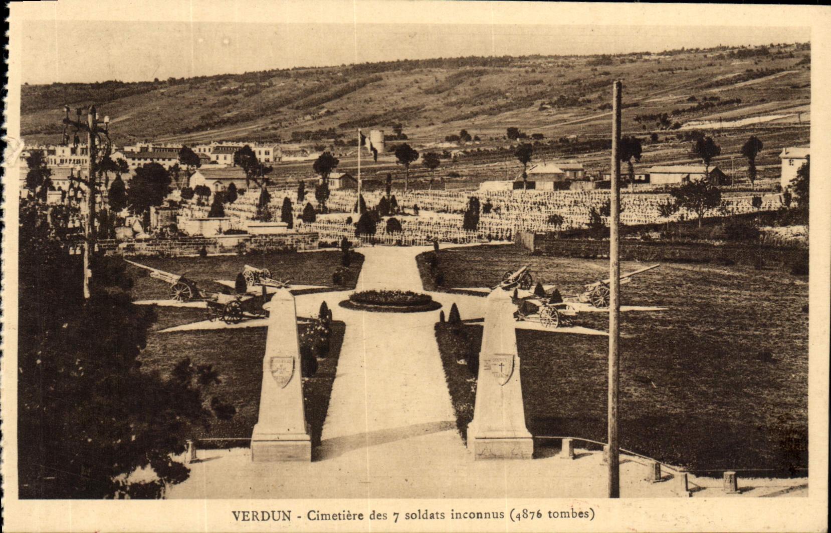 Verdun - Cimetière des 7 soldats inconnus (4876 tombes)