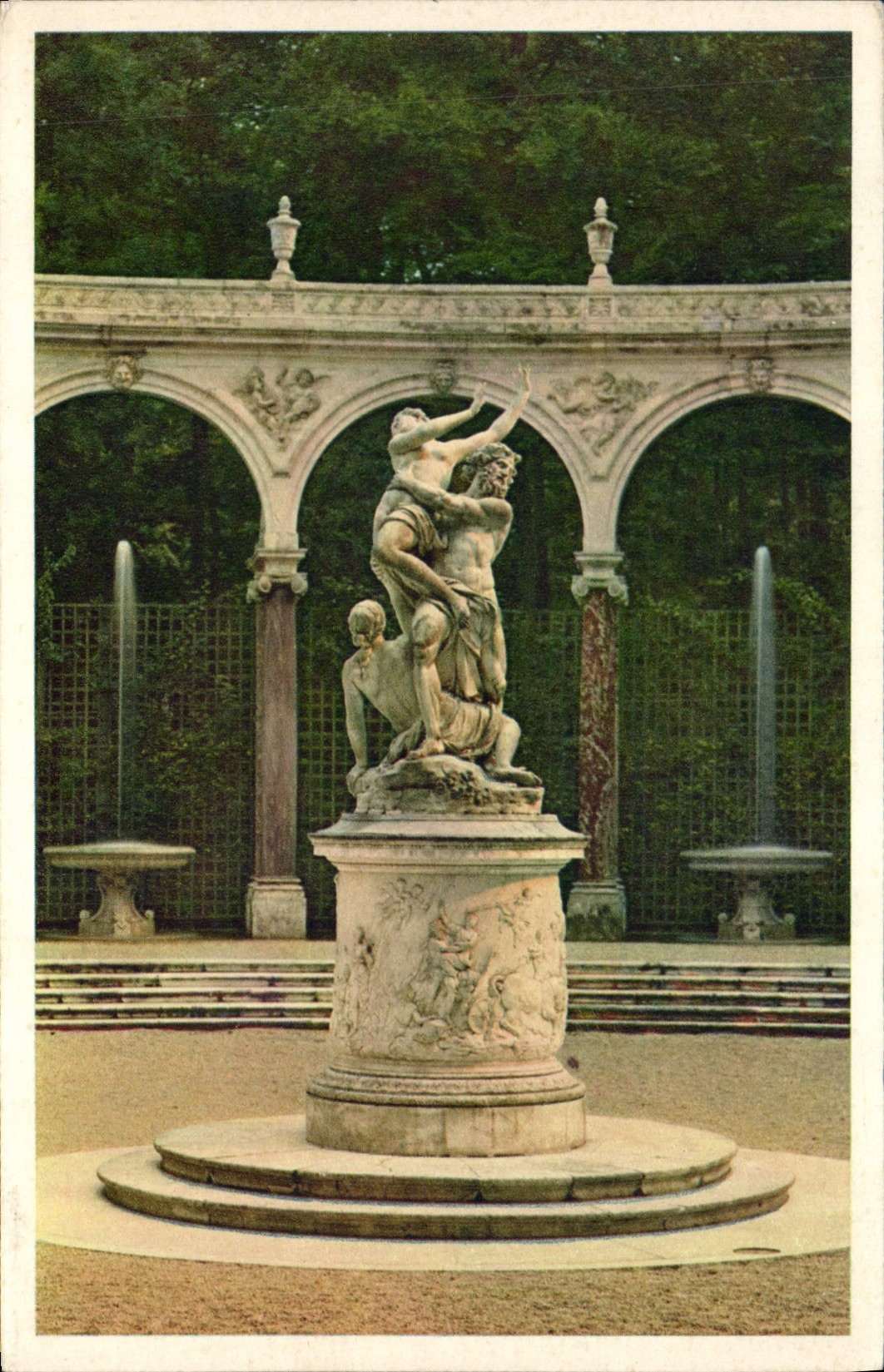 CPA Parc du chateau De Versailles La Colonnade L'enlevement de Proserpine de Girardon