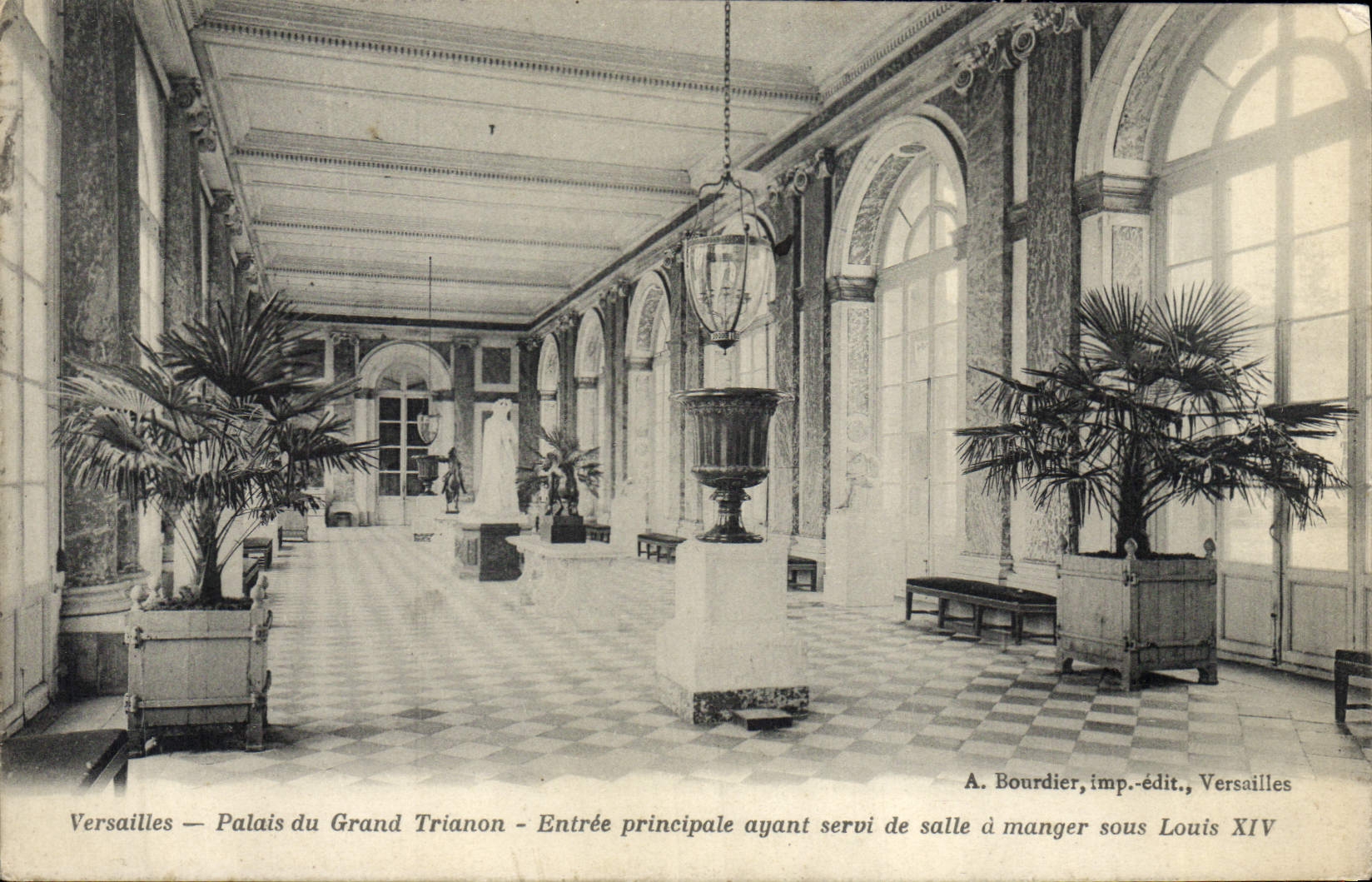 CPA Chateau De Versailles Palais du Grand Trianon Entree Principale Salle a manger 