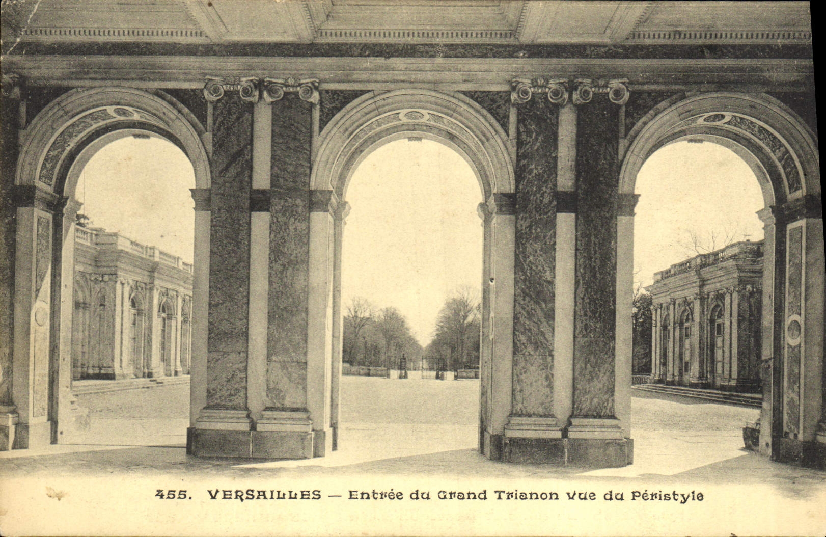 CPA Chateau De Versailles Entree du Grand Trianon Vue Du Peristyle