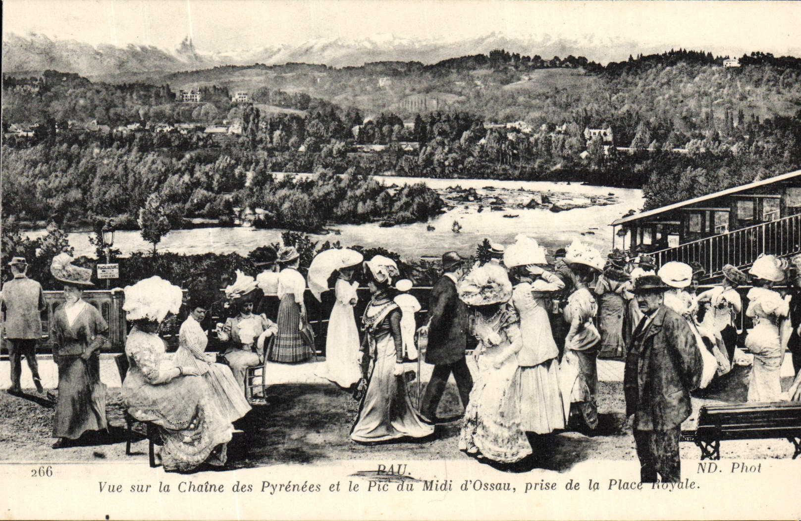 Vue sur la Chaîne des Pyrénées et le Pic du Midi d'Ossau — prise de la Place Royale — ND. Phot.