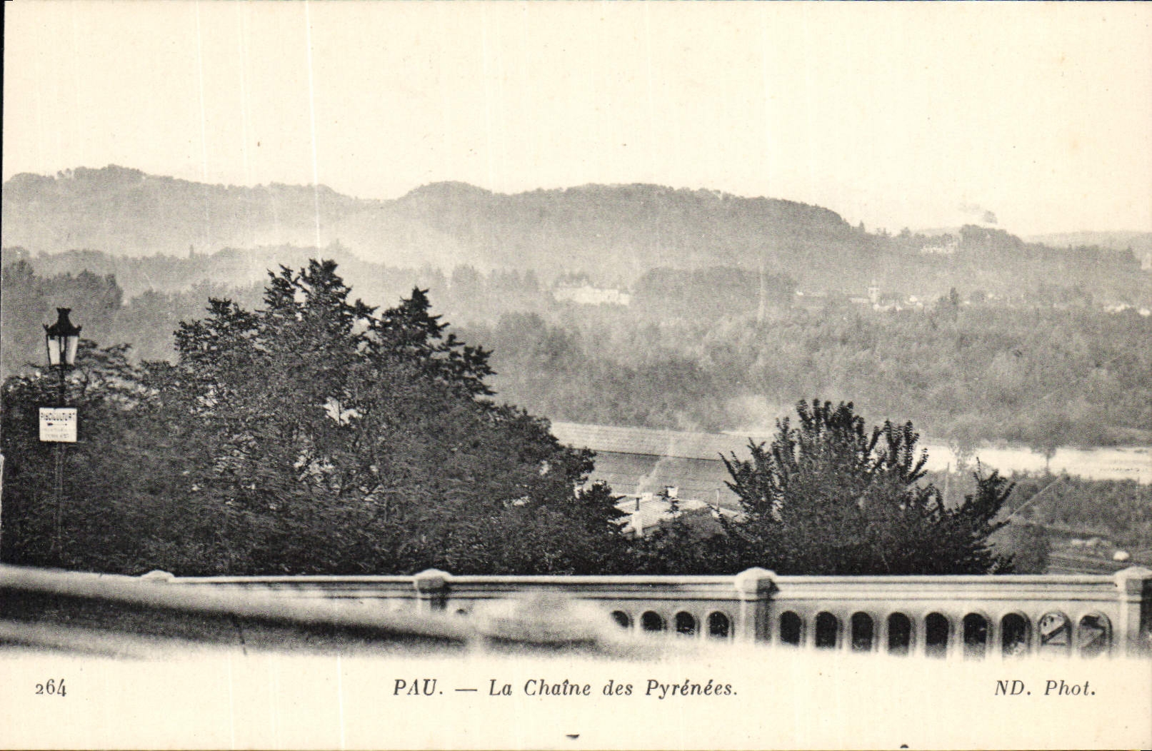 PAU — La Chaîne des Pyrénées — ND. Phot.