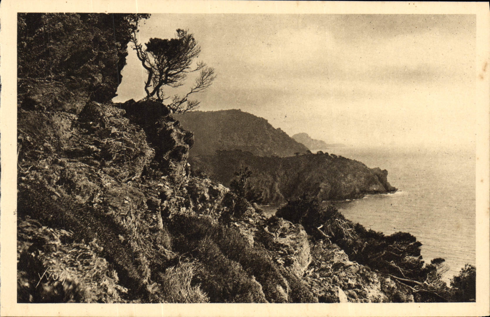 Les Iles d'Hyères (Var) — Vue sur la Pointe de l'Oustau et le grand Sérainé — Les Éditions d'Art Yvon, Paris