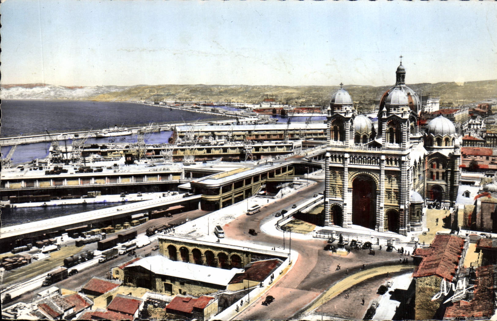 CPM Marseille Ponarama Sur Les Ports La cathedrale et la grande jetee