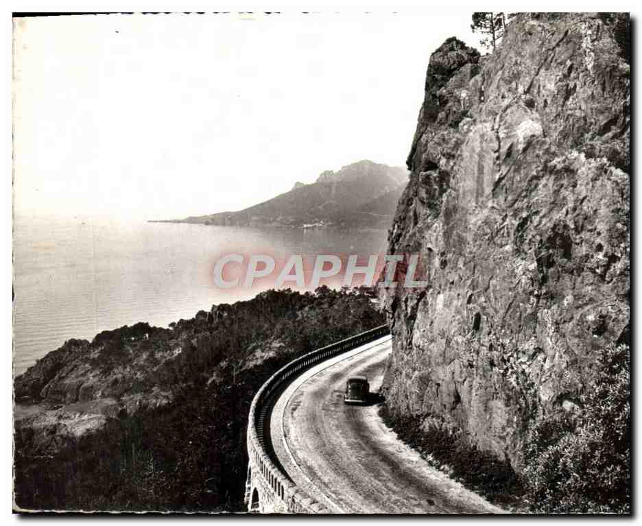 CPM Environs De Cannes La Corniche D'Or La Route du bord de mer entre Theoule et le Trayas dans le fond le Cap Roux 